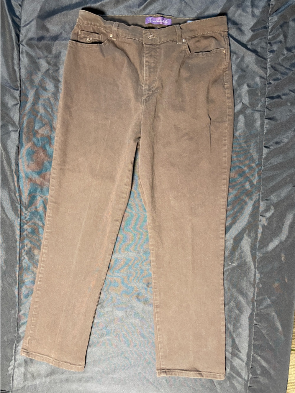 EUC Gloria Vanderbilt Amanda jeans in Deep Brown. 18t
